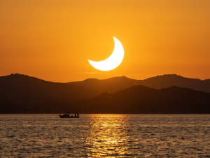 KI-generierte Illustration eines Sonnenuntergangs über dem Meer an der Küste der Insel Krk (Kroatien) während der partiellen Sonnenfinsternis im August 2026.