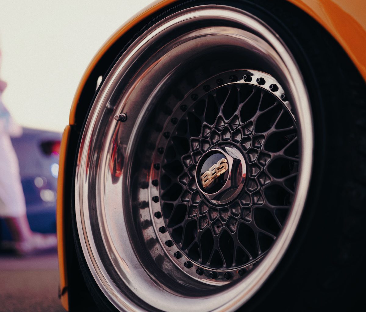 Nahaufnahme einer polierten BBS-Felge an einem extrem tiefergelegten, gelben Auto während der Stance Adria, Kroatiens Riesen Autotuning Treffen auf der Insel Krk.