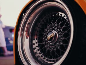 Nahaufnahme einer polierten BBS-Felge an einem extrem tiefergelegten, gelben Auto während der Stance Adria, Kroatiens Riesen Autotuning Treffen auf der Insel Krk.