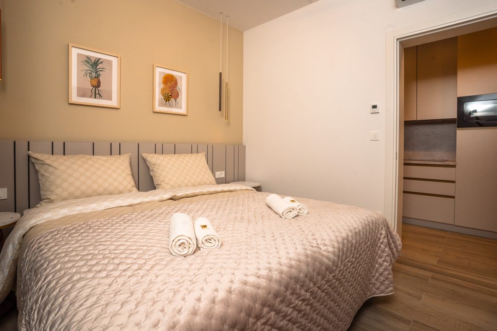 Modernes Schlafzimmer mit sandfarbenen Wänden, 5-Sterne Studio-Apartment des VSG Resorts in Klimno auf Krk.