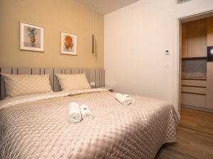 Modernes Schlafzimmer mit sandfarbenen Wänden, 5-Sterne Studio-Apartment des VSG Resorts in Klimno auf Krk.