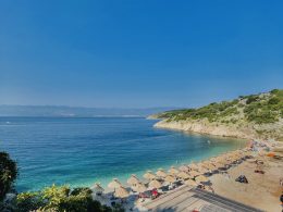 Der naturbelassene Kieselstrand Potovošće nahe der Weinstadt Vrbnik auf der Insel Krk, umgeben von mediterraner Natur und kristallklarem Meer.