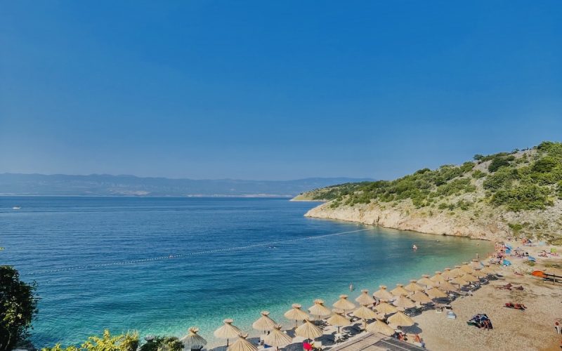 Der naturbelassene Kieselstrand Potovošće nahe der Weinstadt Vrbnik auf der Insel Krk, umgeben von mediterraner Natur und kristallklarem Meer.