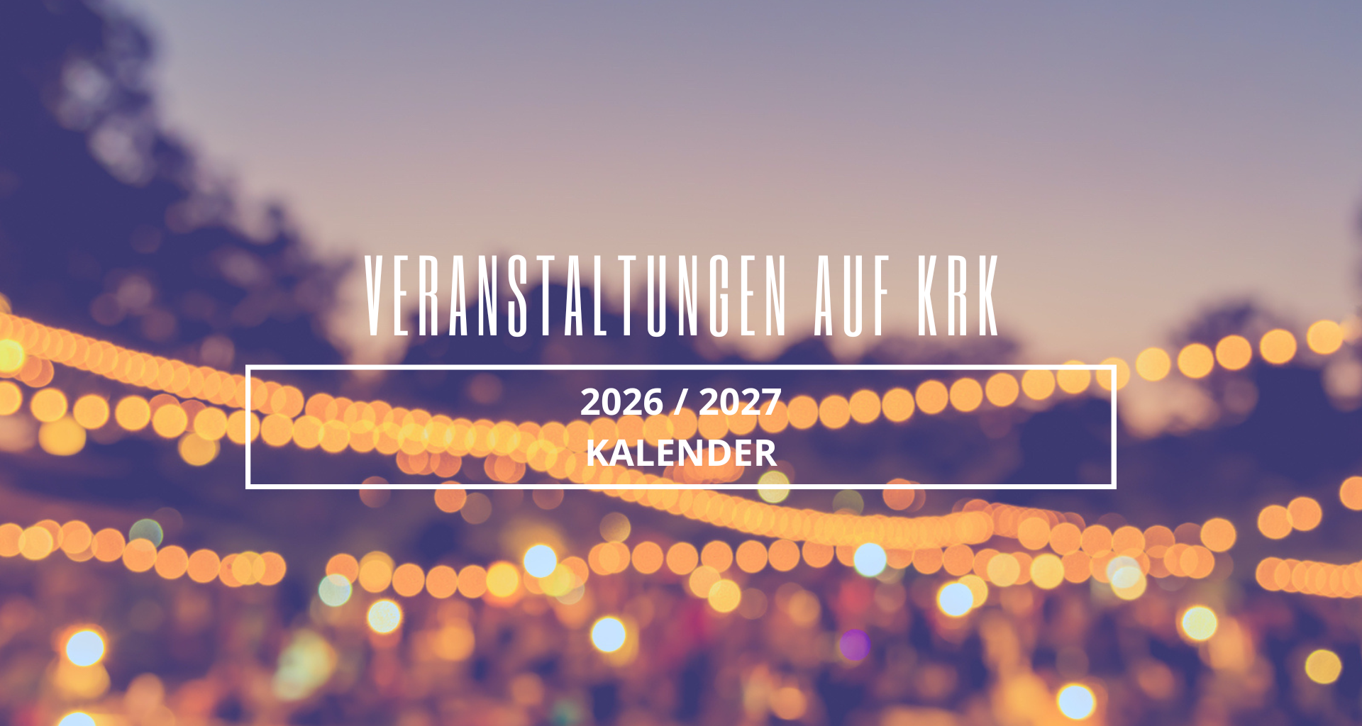 Menschenmenge bei einer sommerlichen Abend-Veranstaltung in der Altstadt von Krk.