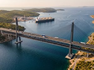 KI-generierte Visualisierung der geplanten neuen Krk-Brücke und des schwimmenden LNG-Terminals vor der Küste Kroatiens.