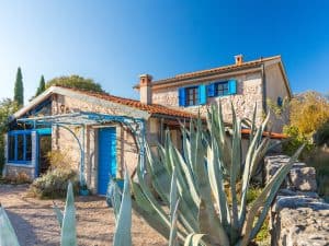 Gemütliches Ferienhaus mit blauen Fensterläden und Garten auf Krk.