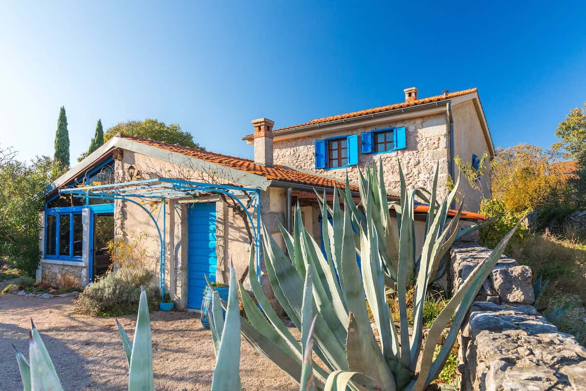 Gemütliches Ferienhaus mit blauen Fensterläden und Garten auf Krk.