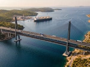 KI-generierte Visualisierung der geplanten neuen Krk-Brücke und des schwimmenden LNG-Terminals vor der Küste Kroatiens.