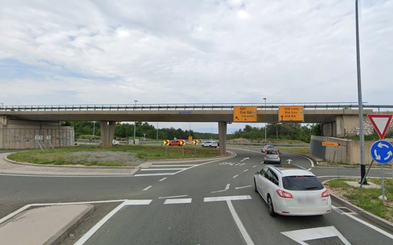 Der zukünftige Standort des neuen Kreisverkehrs an der berüchtigten Kreuzung vor der Brücke zur Insel Krk