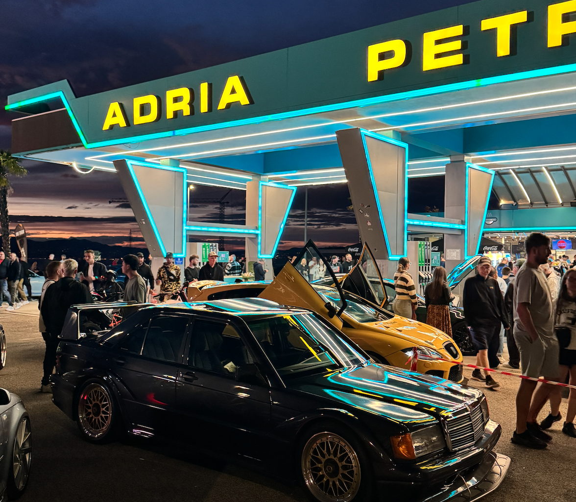 Belebte Tankstelle in Malinska auf der Insel Krk bei Abenddämmerung.