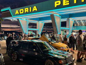 Belebte Tankstelle in Malinska auf der Insel Krk bei Abenddämmerung.