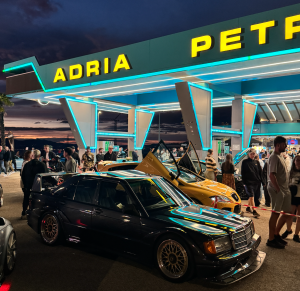 Belebte Tankstelle in Malinska auf der Insel Krk bei Abenddämmerung.
